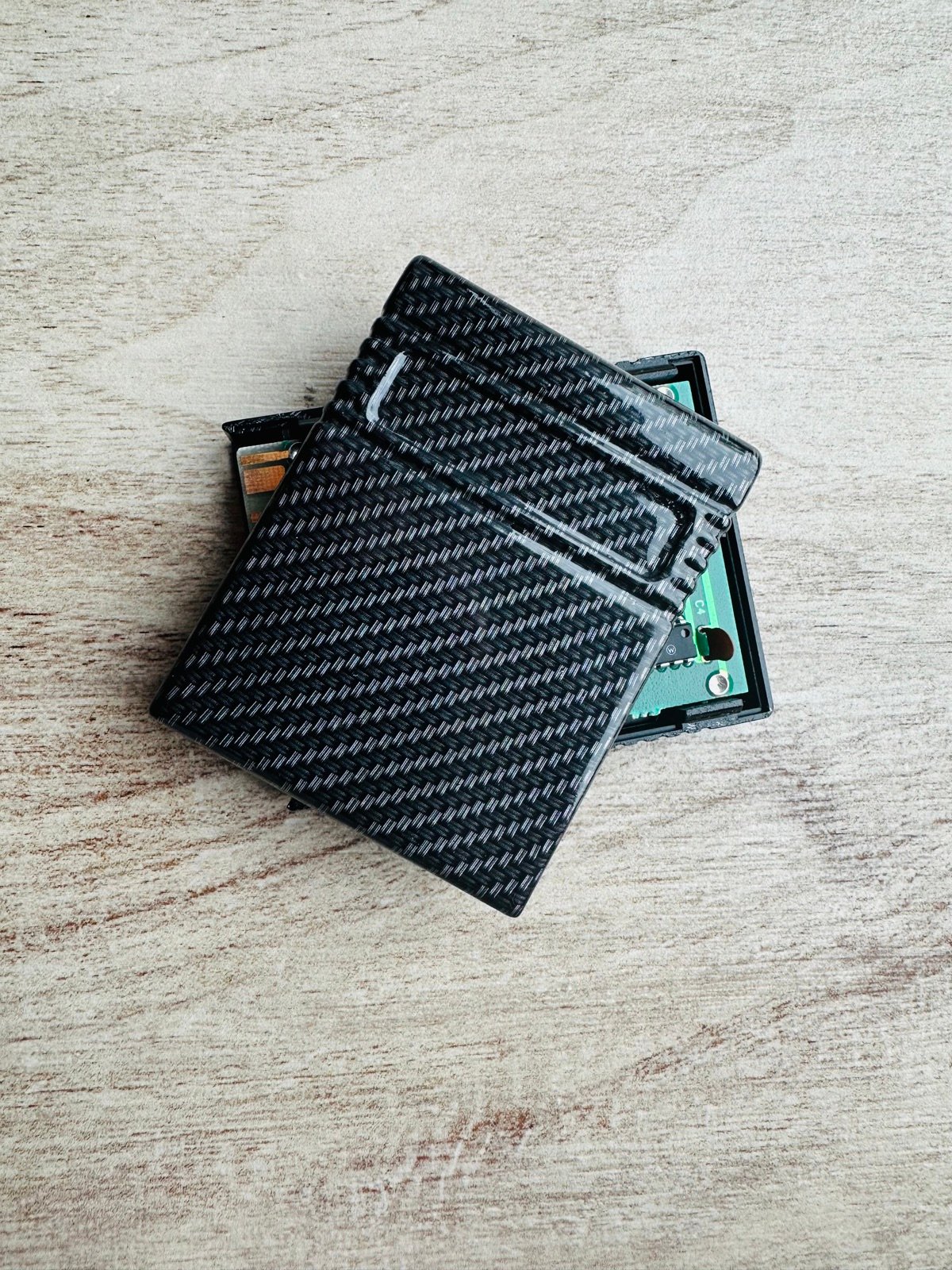Dwie części obudowy Commodore 64 podczas składania, widoczna oryginalna elektronika
