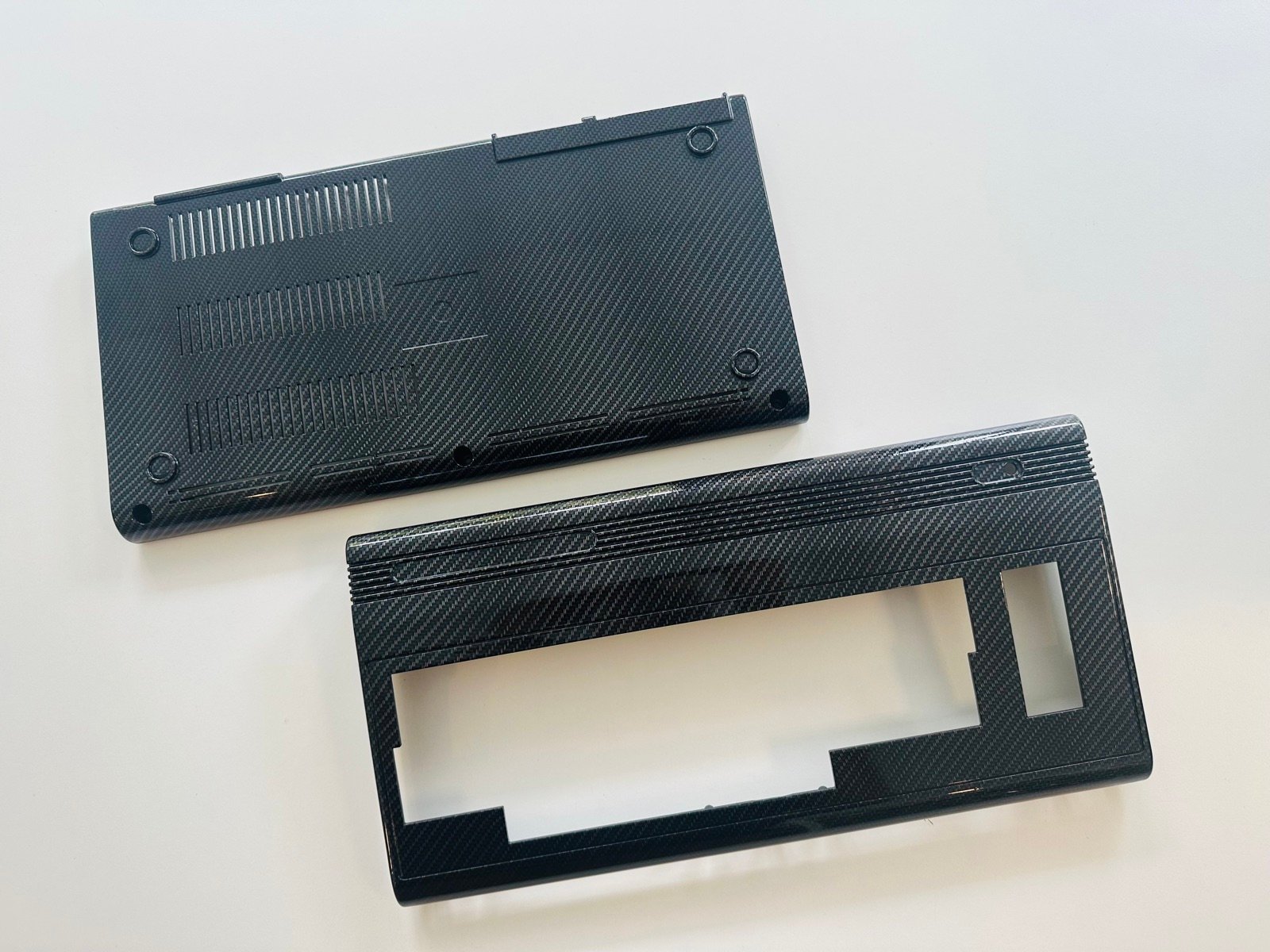 Dolna skorupa obudowy Commodore 64 z otworami wentylacyjnymi